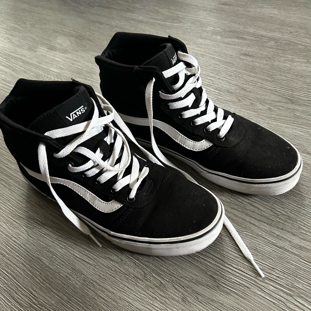 Women’s Vans Black and White Sneakers Classic Style